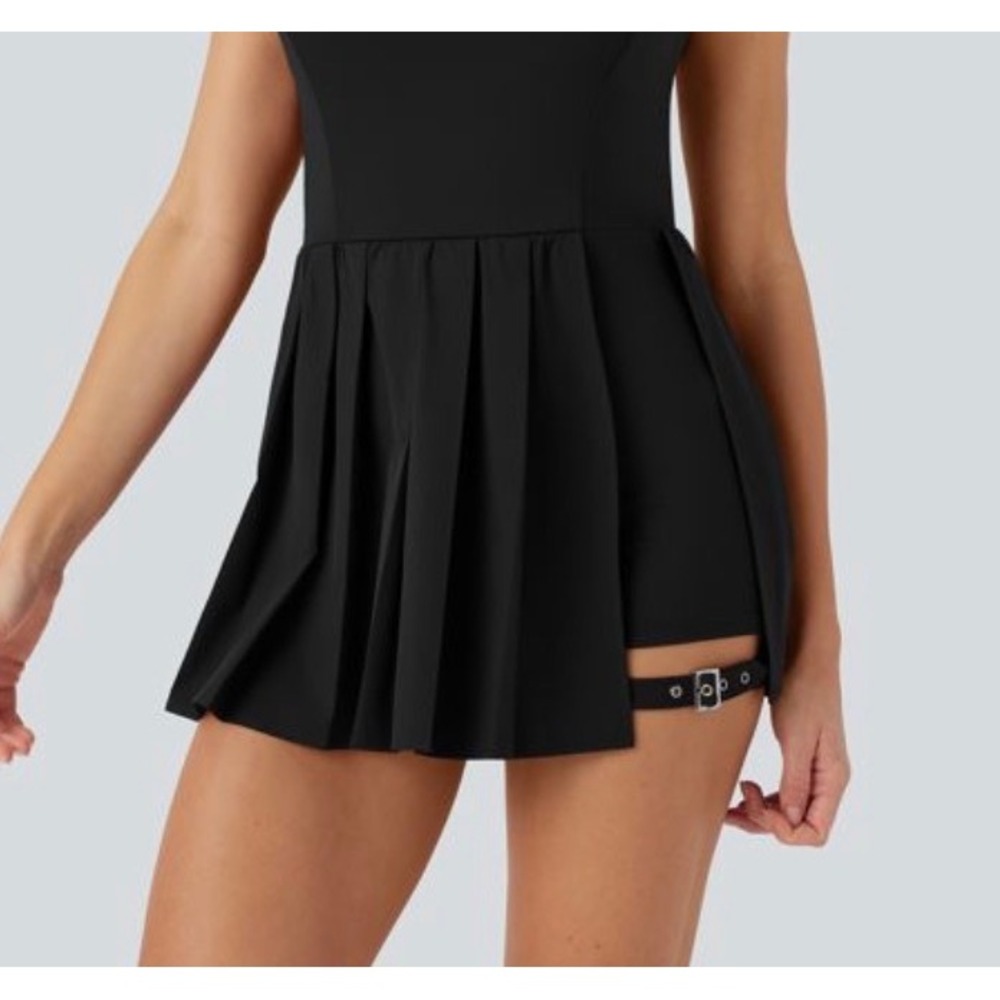 Halara Black Pleated Tennis Skort with Pockets and Buckle Detail Size Medium NWT
